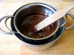 La cottura a bagnomaria è una tecnica utilizzata per cuocere, riscaldare o distillare alcuni alimenti. Dolcemente Salato Cioccolato Fondente Fuso A Bagnomaria
