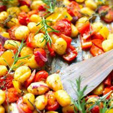 Ein Blech Gnocchi Mit Tomaten Paprika Und Roten Zwiebeln Kochkarussell Rezept Gnocchi Fleischlose Gerichte Einfache Gerichte