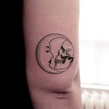 Hilal Ve Kurukafa Dovmesi Crescent Moon And Skull Tattoo Dovmeli Kadin Dovme Kadin Dovme
