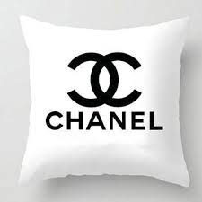 Chanel is a french fashion company that specializes in haute couture, luxury goods and fashion accessories. Cuscini Chanel