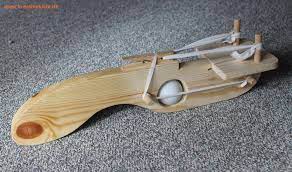 gummiband holz gewehr basteln basteln mit holz holzgewehr holzschwert