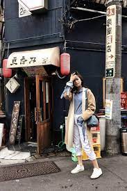 Tokyo Girls Are Losing It Over These Things Kasual Fotografi Fotografi Jalanan
