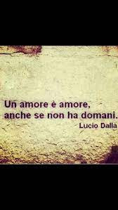 In un suo modo peculiare e notevolissimo, oltre ad avere lasciato alla musica italiana e alle nostre vite una ricchezza che ci sarà preziosa per sempre, lucio dalla è stato anche un personaggio familiare a tutti noi nel suo aspetto fisico, la sua faccia, i suoi occhiali, i suoi cappelli e persino la sua altezza, con. Senza Titolo