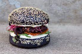 Oktopus Burger Mit Schwarzem Bun Susskartoffeln Schmand Rezept Veganes Fastfood Vegane Burger Lebensmittel Essen
