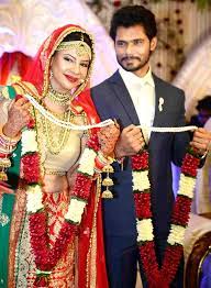 Sambhavna Seth And Avinash Dwivedi Got Married In The Presence Of Family And Close Friends In Delhi Bollywood Fashio Wedding Ceremony Ceremony Tie The Knots