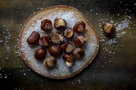 Coprite poi il tutto con il coperchio e mettete la padella sul fornello della cucina e accendete il gas. Castagne Al Sale