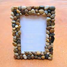 Pintar el marco del color que más te guste o aplicar la cola blanca directamente sobre ella. Pin De Serap Durdagi En Ara Tatil Marco Diy Artesania De Marcos Manualidades Con Piedras