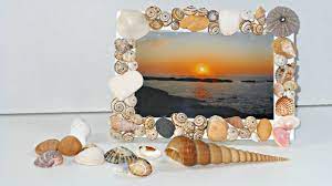 Si tienes una esquina vacía y no sabes cómo decorarla, agrega una piedras grandes para darle un aspecto increíble y con viveza. Como Decorar Un Marco De Fotos Con Conchitas De Playa Mundo Party Youtube