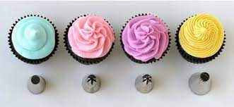 La crema al burro meringata è un'ottima crema per farcire e ricoprire torte e per decorare dolci e cupcakes. Pin By Giovanna Messina On Gnam Scrunch Gnac Cupcakes Decoration Cupcake Cakes Cake Decorating