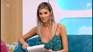 Există două moduri de a face omul confuz: Ramona Intr O VestimentaÅ£ie Super Sexy La Prietenii De La 11 Nu E Rochie Si Lipseste Materialul Youtube