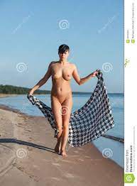 Nackte Frau Auf Einem Strand Stockbild - Bild von nacktheit, aktivität:  29760651
