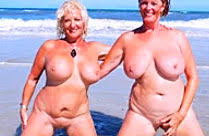 Viele nackte Omas am StrandOma Pornos TV zeigt geile Omasex Pornos gratis