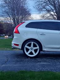 White on white Volvo XC60 R Design (soon to be) on 22x9 color matched  Lexani R-Four wheels. #volvo #xc60 #rdesign #rims #22 #lexani #rfour #r… |  ボルボ v40, ボルボ, バイク