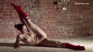 Nackte Gymnastik: Schlanke Brünette mit perfekter Dehnung demonstriert ihre  Anmut