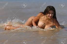 Schöne Frau Posiert Nackt Am Strand Lizenzfreie Fotos, Bilder Und Stock  Fotografie. Image 4511673.