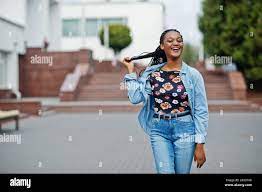 Junge schwarze Frau in die Stadt gestellt. Afrikanische Frauen single  Portrait Stockfotografie - Alamy