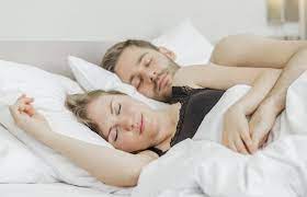 Faktencheck: Ist nackt schlafen unhygienisch und wie viel Schlaf ist  wirklich gesund?