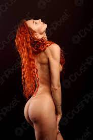 Sexy nackte rothaarige Model oben ohne im dunklen Studio - Foto vorrätig  2817149 | Crushpixel