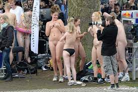 Dänische studenten beim campus nackt-lauf