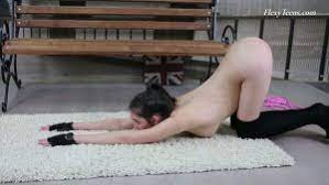 Heißes Girl Ariella trägt beim Spagat nur schwarze Strümpfe