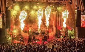 Im Feuerregen bei: Amon Amarth, 25.08.2017, Gießen, Kloster Schiffenberg