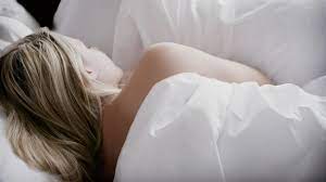 Nackt schlafen: Diese Gründe sprechen dafür, nachts die Hüllen fallen zu  lassen | GQ Germany