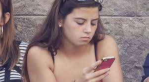 A candid teen upshorts exposes her sexy underwear - Voyeur Hub