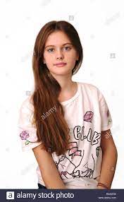 Blue eyed Braunhaarige schüchterne Mädchen mit wallenden Haar  Stockfotografie - Alamy