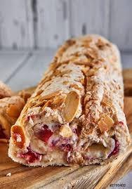 Ciasto merengue z pistacjami i dżemem na drewnianej desce - Zdjęcie  stockowe 2790402 | Crushpixel