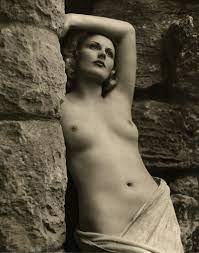 Half-nude outdoors, 1930s-40s – un regard oblique