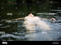 Deutschland, Nordrhein-Westfalen, Köln, nackte Frau in einem See  Stockfotografie - Alamy