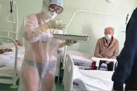Nur Slip und BH: Krankenschwester zieht unter durchsichtigem Corona-Anzug  blank! | TAG24