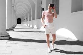 Sommer Outfit für Männer - Kurze, weiße Hose und rosafarbenes T-Shirt