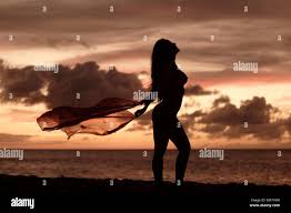 Hawaii, Oahu, Côte-Nord, Silhouette de femme nue avec un paréo sur la plage  au coucher du soleil Photo Stock - Alamy