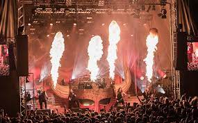 Im Feuerregen bei: Amon Amarth, 25.08.2017, Gießen, Kloster Schiffenberg