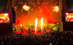 Im Feuerregen bei: Amon Amarth, 25.08.2017, Gießen, Kloster Schiffenberg