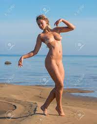 Schöne Nackte Frau Posiert Am Strand Lizenzfreie Fotos, Bilder Und Stock  Fotografie. Image 30520907.