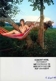 o. Farbfoto Hippie-Frau nackt Erotik Busen Hängematte Natur Kuhweide Bayern  1969 | eBay