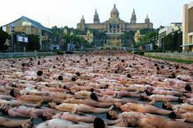 Kunst: 7.000 Spanier posieren nackt für Künstler Tunick - Feuilleton - FAZ