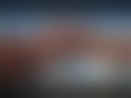 Eine nackte Frau masturbiert am Strand