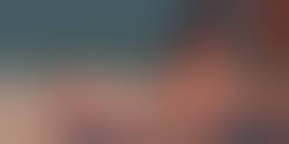 Eine atemberaubende nackte Brünette mit großen Titten am Strand gefilmt