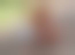 Junge nackt im wald entkleidet