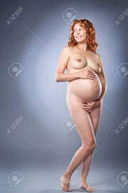 Schönheit Nackte Schwangere Frau Auf Grauem Hintergrund Lizenzfreie Fotos,  Bilder Und Stock Fotografie. Image 28221427.