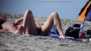 Eine FKK-Frau wird heimlich am Strand gefilmt
