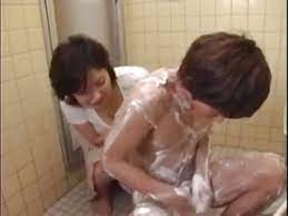 Japanische Mama hilft Sohn beim Baden - Drpornofilme.com