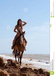 Nackte Frau auf zu Pferde stockbild. Bild von strand - 20893073