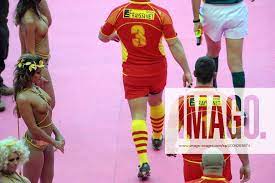 Nackte Girls stehen Spalier beim Einmarsch der Spieler von Perpignan -  Rugby Herren Ligue Nationale