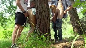Zwei Fremde machen Sex mit einem geilen Mädchen im Wald