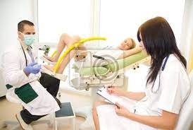Frauenarzt untersuchung eines patienten eine colposcope • wandsticker  Abtreibung, Frauenheilkunde, med | myloview.de
