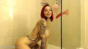 Faketittenluder fickt in der Dusche einen Dildo - HERZPORNO.com